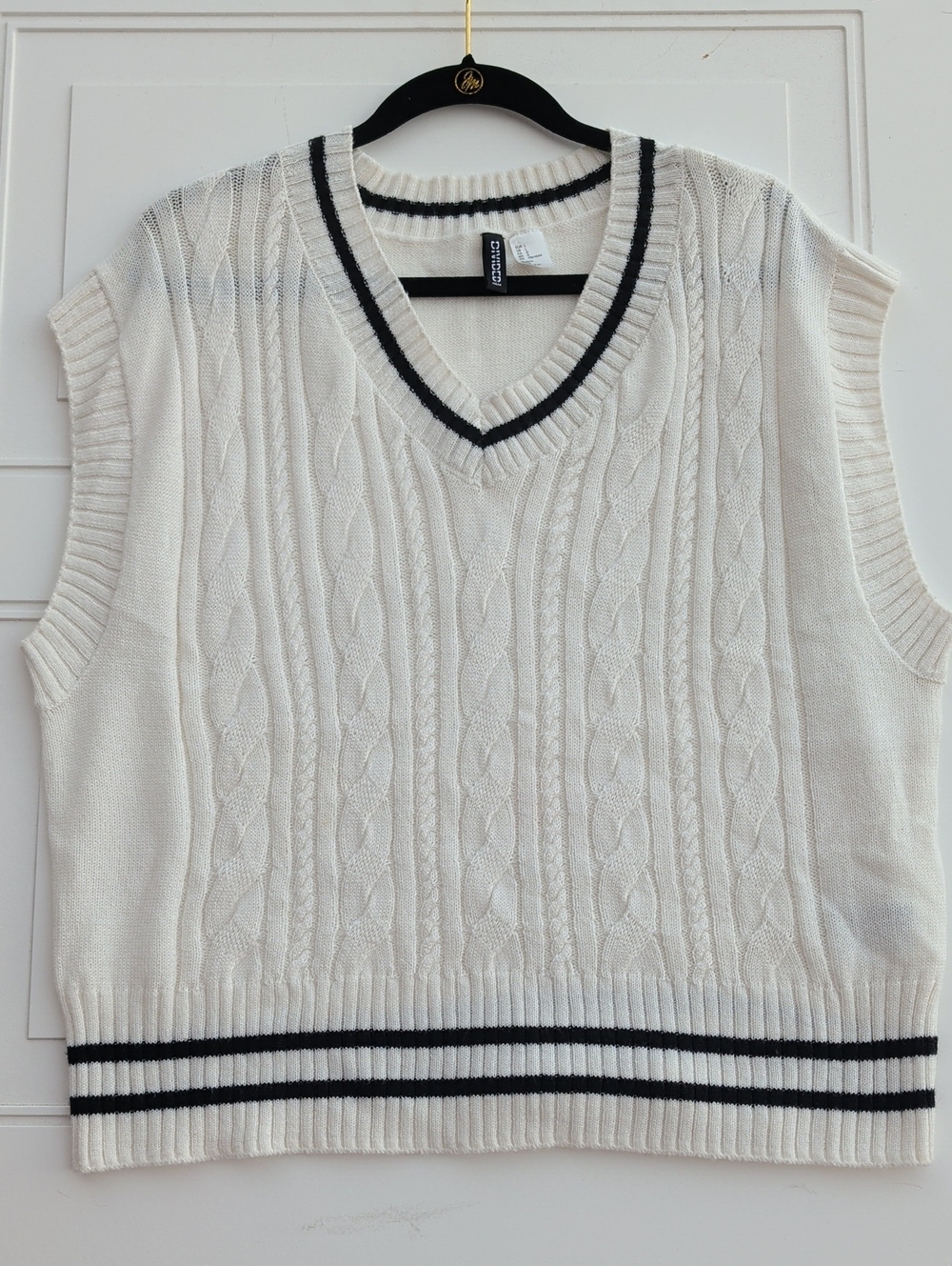 H&M White Cable-Knit V-Neck Sweater Vest with Black Trim, Large